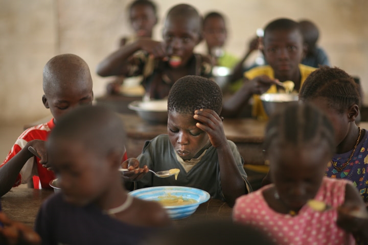 Pupils eat food donated by WFP in a classroom in Eva Orango school in Orango Island of Bijago Archipelago in Guinea-Bissau Feburary 2008. According to World Food Program (WFP) intellectual levels rise when children are fed properly. © Manoocher Deghati/IRIN Pupils eat food donated by WFP in a classroom in Eva Orango school in Orango Island of Bijago Archipelago in Guinea-Bissau Feburary 2008. According to World Food Program (WFP) intellectual levels rise when children are fed properly. © Manoocher Deghati/IRIN
