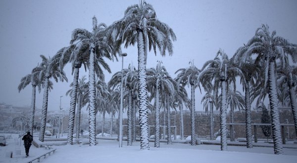 Snow blanketed Jerusalem on Thursday, an example of weather extremes that are growing more frequent and intense. Snow blanketed Jerusalem on Thursday, an example of weather extremes that are growing more frequent and intense.