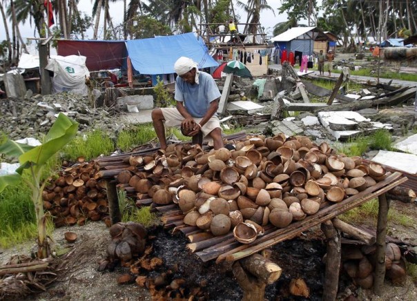Ereneio Dagami, who lost his house to Typhoon Haiyan, grates coconuts in the battered town of Catadman, in Eastern Samar province, central Philippines, Dec. 22, 2013. REUTERS/Romeo Ranoco Ereneio Dagami, who lost his house to Typhoon Haiyan, grates coconuts in the battered town of Catadman, in Eastern Samar province, central Philippines, Dec. 22, 2013. REUTERS/Romeo Ranoco